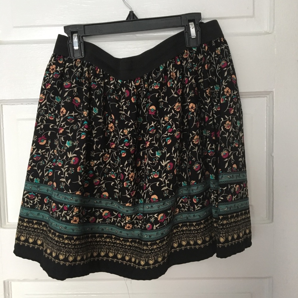 Flowy black and patterned mini skirt